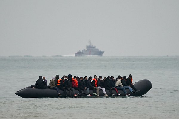 Die Migration in kleinen Booten über den Ärmelkanal ist ein Reizthema in Großbritannien. (Archivbild) - © Gareth Fuller/PA Wire/dpa