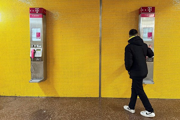 Am Bochumer Hauptbahnhof hängen noch immer zwei Telekom-Telefone an einer Wand. (Archivbild) - © Wolf von Dewitz/dpa