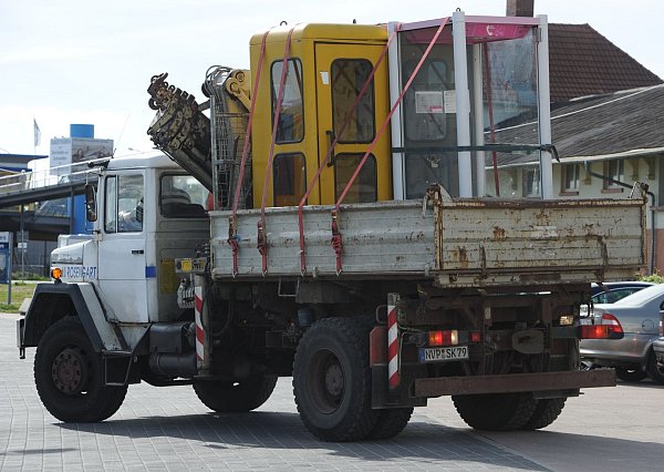 Der Abbau läuft schon seit langem: Hier werden in Sassnitz (Mecklenburg-Vorpommern) im Jahr 2010 zwei Telefonhäuschen zur Entsorgung abtransportiert. (Archivbild) - © picture alliance / dpa