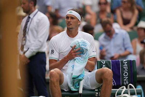 Alexander Zverev offenbarte mentale Probleme. - © Kin Cheung/AP/dpa