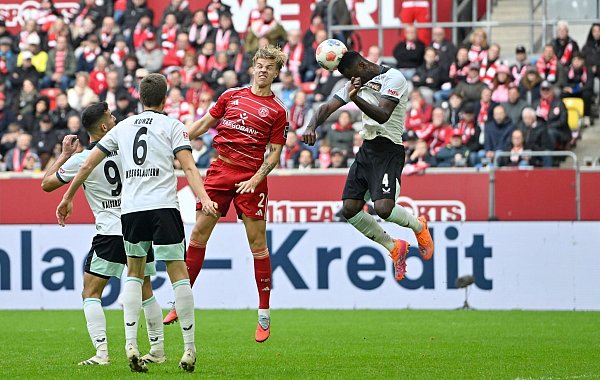 Lauterns Maxwell Gyamfi (re.) beim Kopfballversuch gegen die Fortuna - © Anke Waelischmiller/dpa