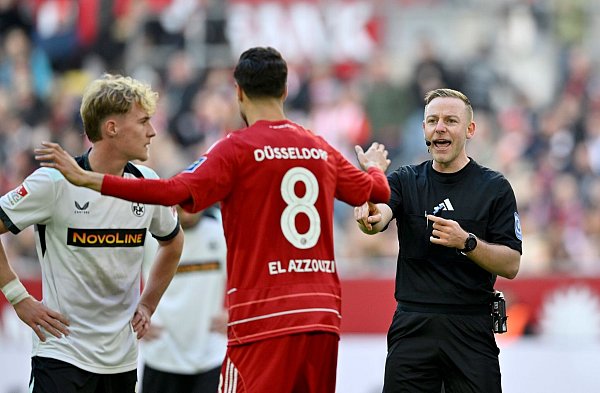 Schiedsrichter Lars Erbst im Blickpunkt - © Anke Waelischmiller/dpa