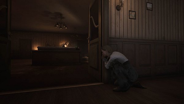 Verstecken ist das A und O. Hier versuchen wir gerade an Andrea vorbeizukommen, die emsig auf der Schreibmaschine tippt. - © ModusGames