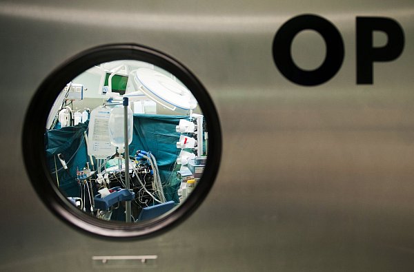 Die Ausgaben für Krankenhausbehandlungen steigen stark. (Archivbild) - © Maurizio Gambarini/dpa