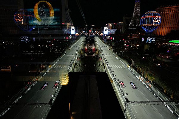 Der Strip in Las Vegas zählt zu den optischen Highlights der Strecke. - © John Locher/AP/dpa