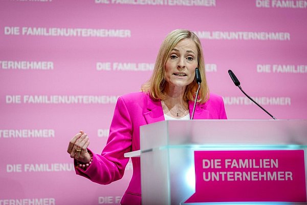 Die AfD begrüßt die Entscheidung des Verbandes Die Familienunternehmer. (Archivbild) - © Kay Nietfeld/dpa