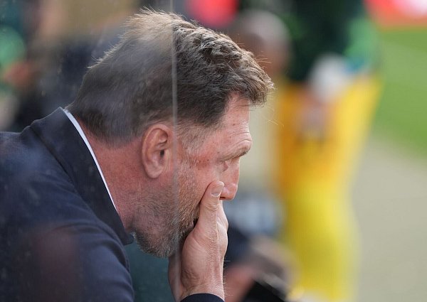 Wolfsburgs Trainer Ralph Hasenhüttl konnte mit der Leistung seiner Mannschaft kaum zufrieden sein. - © Marcus Brandt/dpa