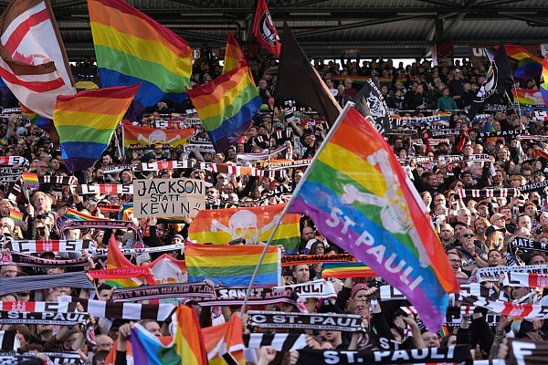 Der bunte Protest gegen Homophobie und für Vielfalt und Toleranz. - © Marcus Brandt/dpa