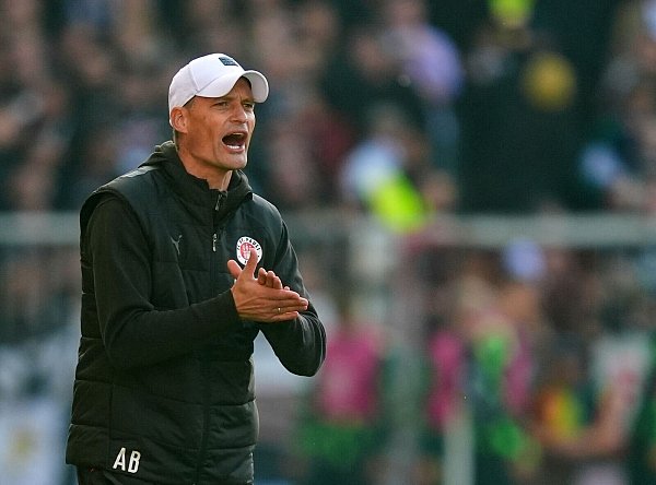 St. Paulis Trainer Alexander Blessin trieb seine Spieler immer wieder an. - © Marcus Brandt/dpa