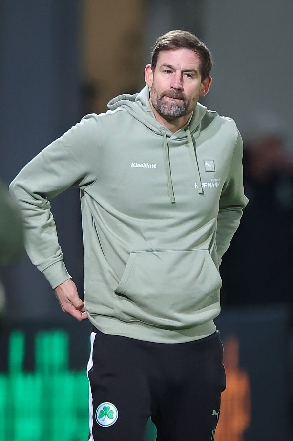Auch im DFB-Pokal wird Thomas Kleine die Fürther coachen. - © Daniel Karmann/dpa