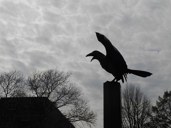 Die Statue eines Raben erinnert vor dem früheren Wohnhaus des Schriftstellers Edgar Allan Poe in Philadelphia (USA) an dessen berühmtestes Gedicht "Der Rabe". - © picture alliance / Johannes Schmitt-Tegge/dpa