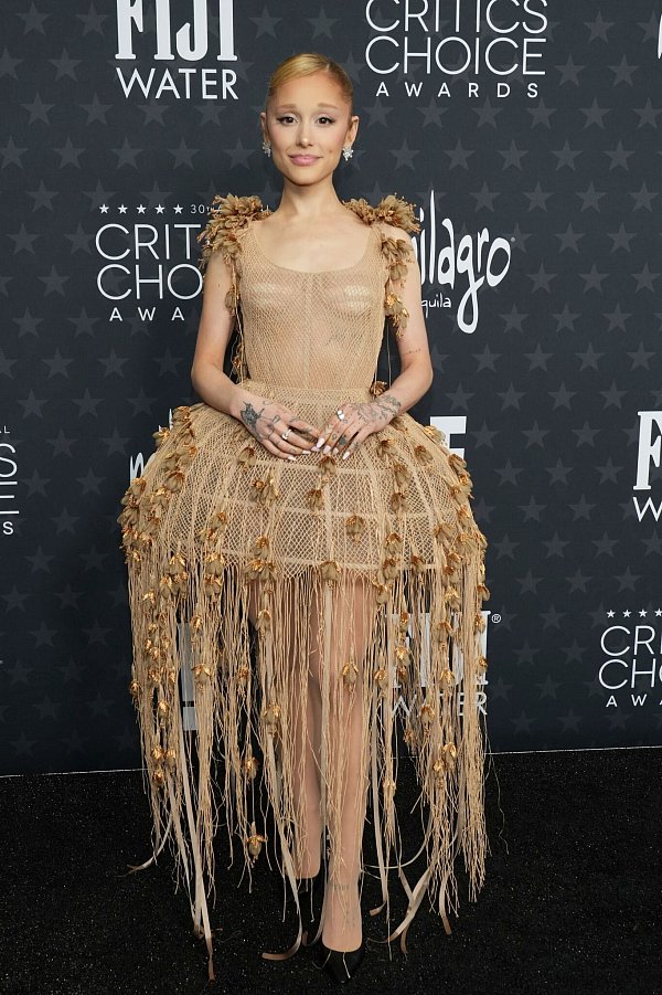 Ariana Grande («Wicked») trug ein aufsehenerregendes Kleid von Dior im Nude-Look. - © Jordan Strauss/Invision/AP/dpa