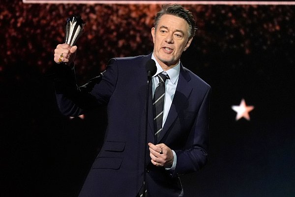 Peter Straughan nimmt den Preis für das beste adaptierte Drehbuch entgegen («Konklave»). - © Chris Pizzello/Invision/AP/dpa