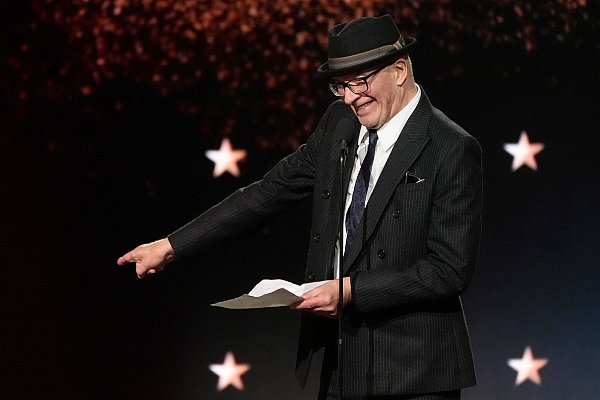 Der französische Filmemacher Jacques Audiard nimmt den Preis für den besten fremdsprachigen/nicht-englischsprachigen Film entgegen - für das spanischsprachige Musical «Emilia Pérez». - © Chris Pizzello/Invision/AP/dpa