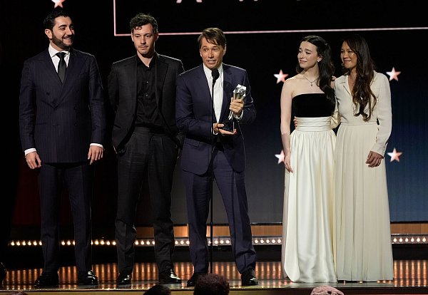 Überraschend bester Film: das Team von «Anora». - © Chris Pizzello/Invision/AP/dpa
