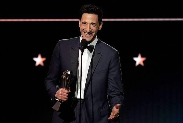 Adrien Brody («The Brutalist») nimmt den Preis für den besten Schauspieler nach Hause. - © Chris Pizzello/Invision/AP/dpa