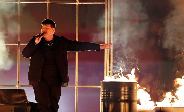 Isaak aus Deutschland mit «Always On The Run» auf der Bühne beim Finale des Eurovision Song Contest 2024. - © Jens Büttner/dpa