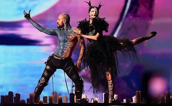 Bambie Thug (r) aus Irland mit dem Titel «Doomsday Blue» auf der Bühne beim Finale des Eurovision Song Contest 2024. - © Jens Büttner/dpa