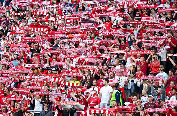Die Bayern-Fans präsentierten ihre Fanschals. - © Sven Hoppe/dpa
