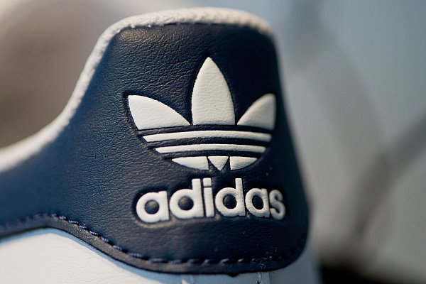 Der Sportartikelhersteller Adidas wurde vor 75 Jahren gegründet. (Archivbild) - © Daniel Karmann/dpa