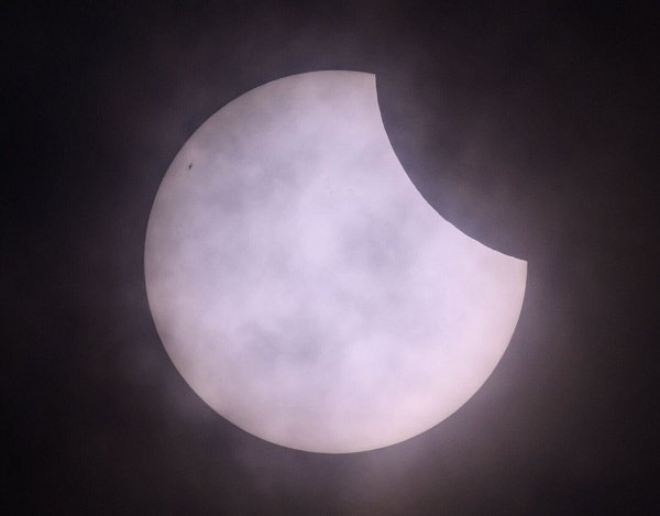 Zwischen Wolkenlücken war die partielle Sonnenfinsternis sichtbar, so wie hier in Frankfurt an der Oder. - © Patrick Pleul/dpa