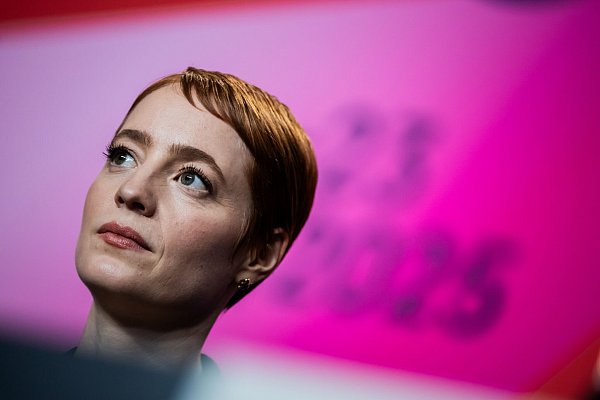 Schauspielerin Leonie Benesch kann auf eine Auszeichnung als beste Nebendarstellerin hoffen. (Archivbild) - © Christoph Soeder/dpa