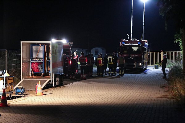 Aufatmen nach einer Nacht in Sorge. Ein zehnjähriger Junge wurde in einer Garage gefunden. - © Benjamin Müller/dpa