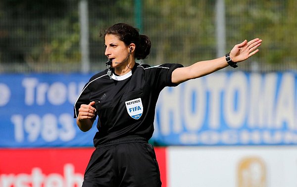 Riem Hussein war zuletzt die einzige Schiedsrichterin, die in Deutschland höherklassige Spiele im Männerfußball leitete. - © Ronald Wittek/dpa