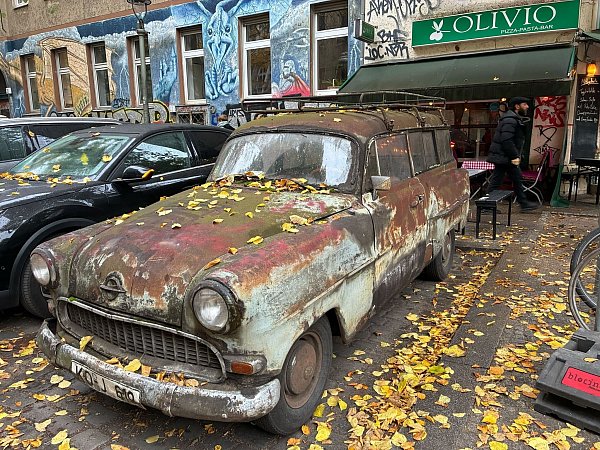 Der Oldtimer musste umparken, weil Parkplätze im Kiez schwinden. Sein neuer Standort ist fast gegenüber vom alten. - © Caroline Bock/dpa