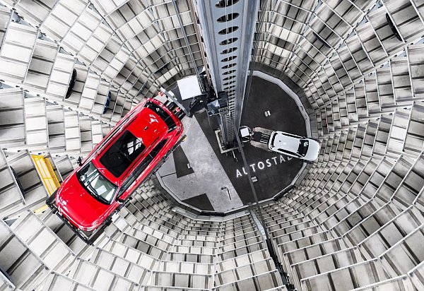 Kaum eine Stadt ist so abhängig vom Auto wie Wolfsburg. (Archivbild) - © Julian Stratenschulte/dpa