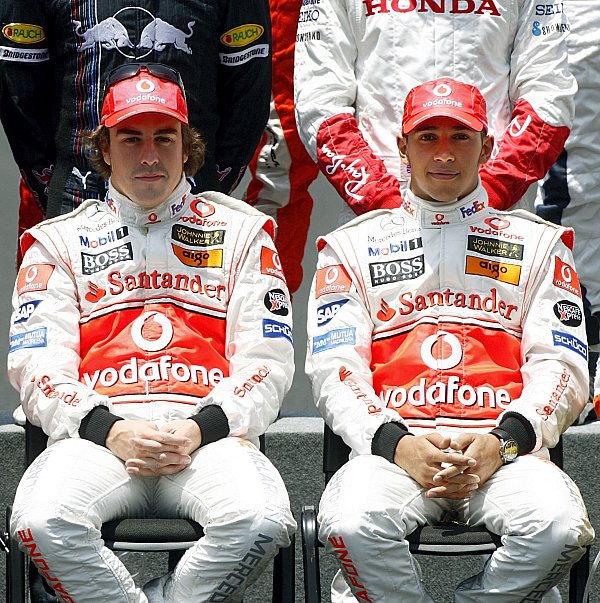 2007 verspielten Fernando Alonso (l) und Lewis Hamilton die Fahrer-WM. - © epa Kerim Okten/dpa