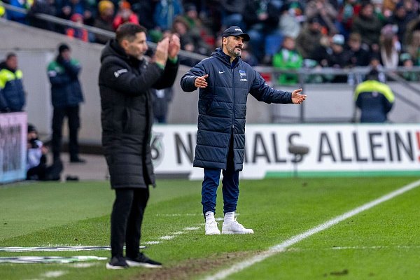 Das letzte Spiel von Leitl (l.) bei Hannover war ein 0:0 gegen die Hertha. - © David Inderlied/dpa