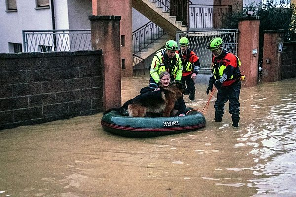 Eine Frau musste mit ihrem Hund im Schlauchboot gerettet werden. - © Michela Porta/IPA via ZUMA Press/dpa