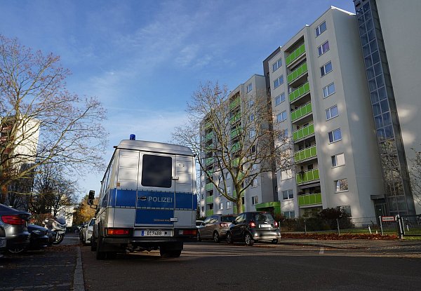 Auch in Berlin durchsuchten Polizisten am Mittwochmorgen ein Objekt. - © Manuel Genolet/dpa