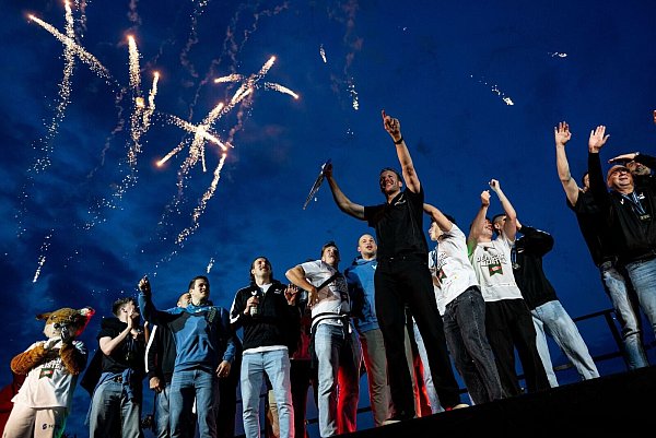 Mit Feuerwerk und Bierdusche: Füchse Berlin feiern den Titel. - © Fabian Sommer/dpa
