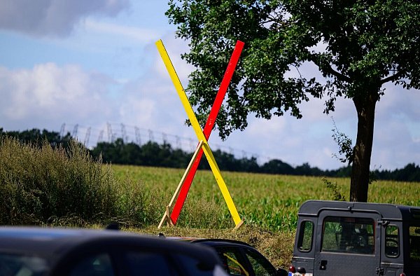 Ein Kreuz steht als Protest gegen eine geplante Neubaustrecke der Bahn auf einem Hof beim «Heidegipfel» zu dem die Bürgerinitiativen Pro-Alpha-E und der Projektbeirat Alpha-E eingeladen haben. - © Philipp Schulze/dpa