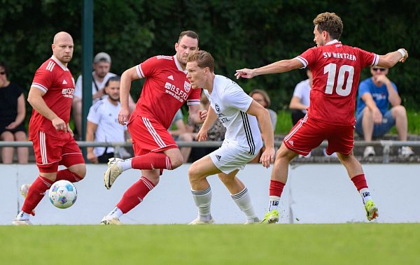 Nun in der Kreisliga aktiv: Ex-Profi Marcel Halstenberg (weißes Trikot). - © Julian Stratenschulte/dpa