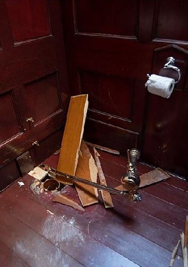 Innerhalb weniger Minuten rissen die Einbrecher die goldene Toilette heraus. (Archivbild) - © Pete Seaward/Blenheim Palace/PA Media/dpa