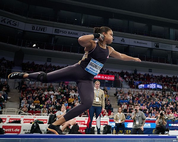 Kugelstoß-Olympiasiegerin Yemisi Ogunleye setzte sich in Düsseldorf durch. - © Bernd Thissen/dpa