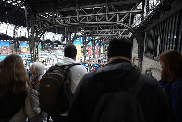 Jeden Tag fahren hunderte Züge am Hamburger Hauptbahnhof - © Marcus Brandt/dpa