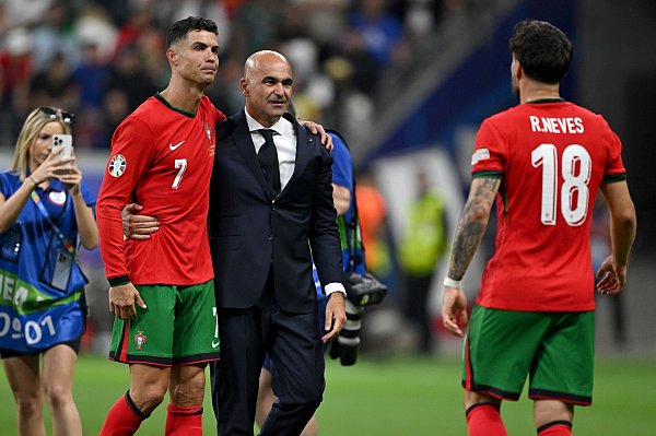 Roberto Martínez (Mitte) steht fest zu Cristiano Ronaldo - © Arne Dedert/dpa