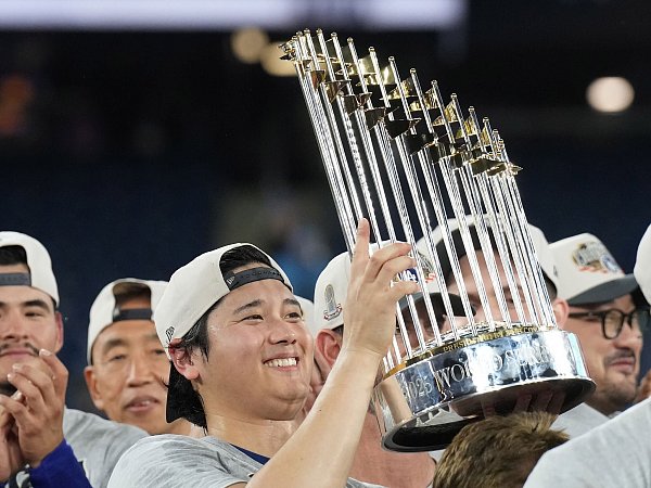 Star-Pitcher Shohei Ohtani zeigt die Trophäe. - © Nathan Denette/The Canadian Press/AP/dpa