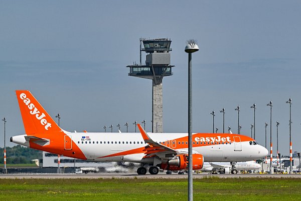 Am Berliner Flughafen treffen sich mehrere Direktfluggesellschaften. - © Patrick Pleul/dpa