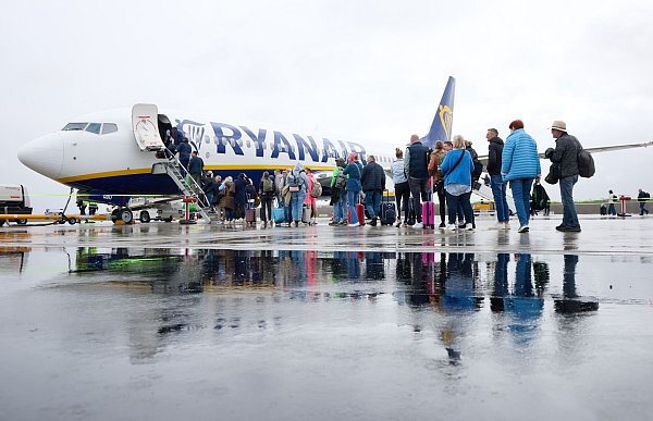 Ryanair macht sich an deutschen Flughäfen rar. - © Georg Wendt/dpa