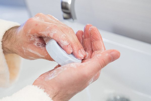 Gesunde Menschen können mit normaler Hygiene einfach vorbeugen - doch bei manchen bleibt die Angst. - © Christin Klose/dpa-tmn