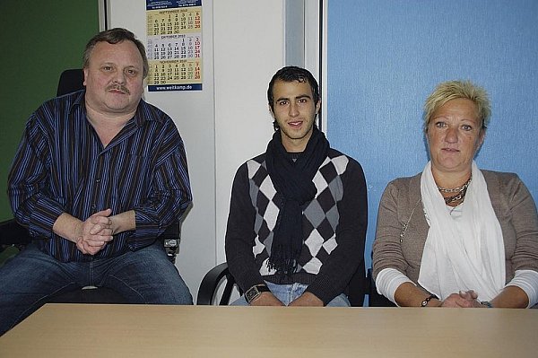 (v. l.) Werner Ruschmeier (Diakonievorstand), Zivi Osman Olgun und Tina Kämper (Ambulante Pflege). - © FOTO: HUSEMÖLLER