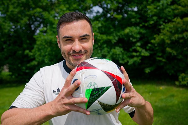 Ganz ohne Fußball geht es aber auch nicht: Lars Steinhöfel unterstützt «tendenziell» den Frauenfußball. - © Henning Kaiser/dpa