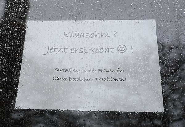 Der Brauch Klaasohm wird auf der Nordseeinsel bereits seit Generationen gefeiert. - © Lars Penning/dpa