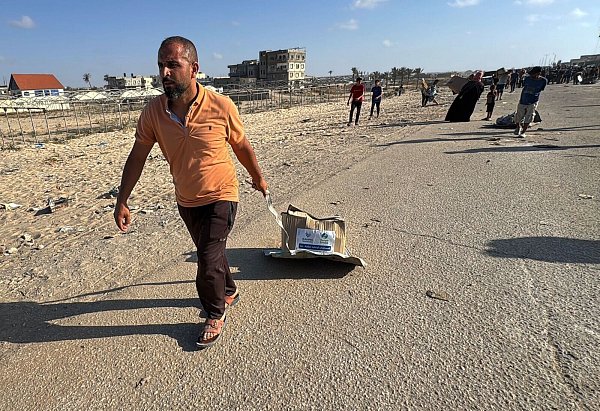 Palästinenser mit Hilfsgütern. - © Ahmed Ibrahim/APA Images via ZUMA Press Wire/dpa