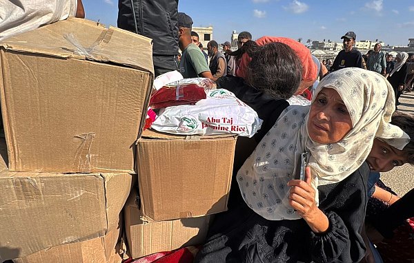 Palästinenser mit Hilfsgütern. - © Ahmed Ibrahim/APA Images via ZUMA Press Wire/dpa